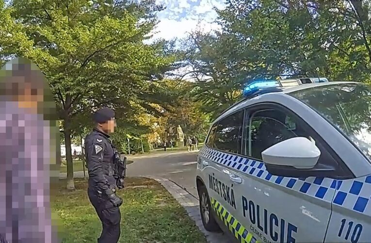 Agresivní muž řádil v charitě, pak z místa utekl. Zasahovaly hlídky městské policie