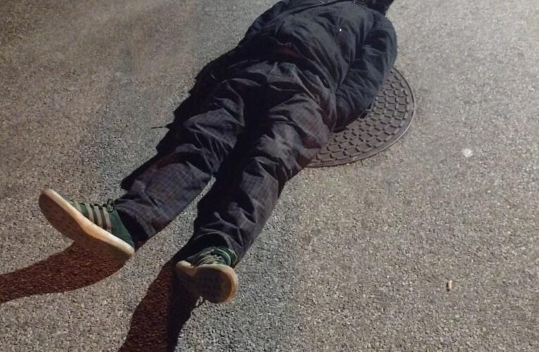 Polední pauza trochu jinak. Muž si ustlal na chodníku, nohy nechal v silnici