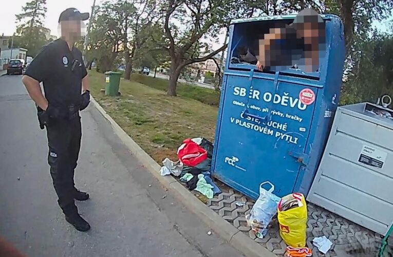 Strážníci překazili neobvyklý nákup. Žena si chtěla vylepšit outfit v kontejneru