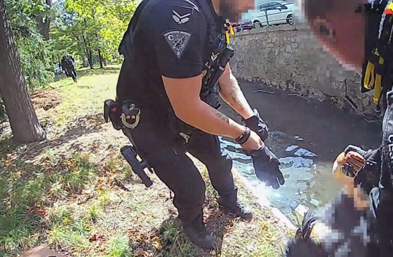 Jeden špatný krok a skončil ve stoce. Z vody ho vytáhli strážníci