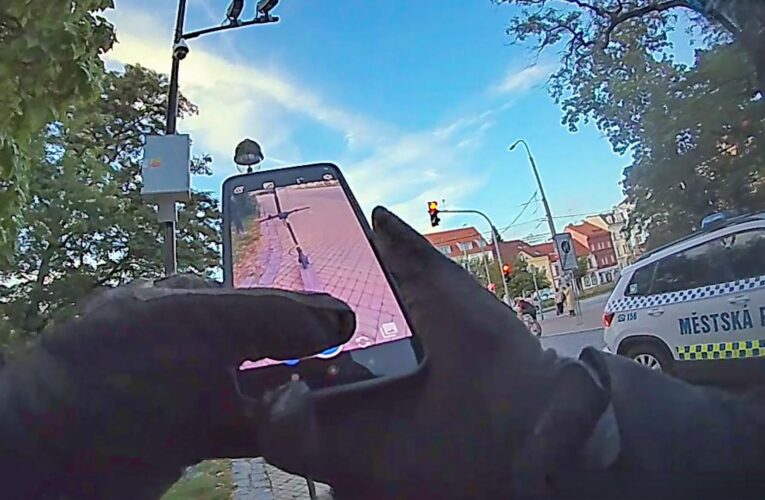 Koloběžka se ztratila majiteli. Strážníci ji našli u muže, který ji prý „našel“
