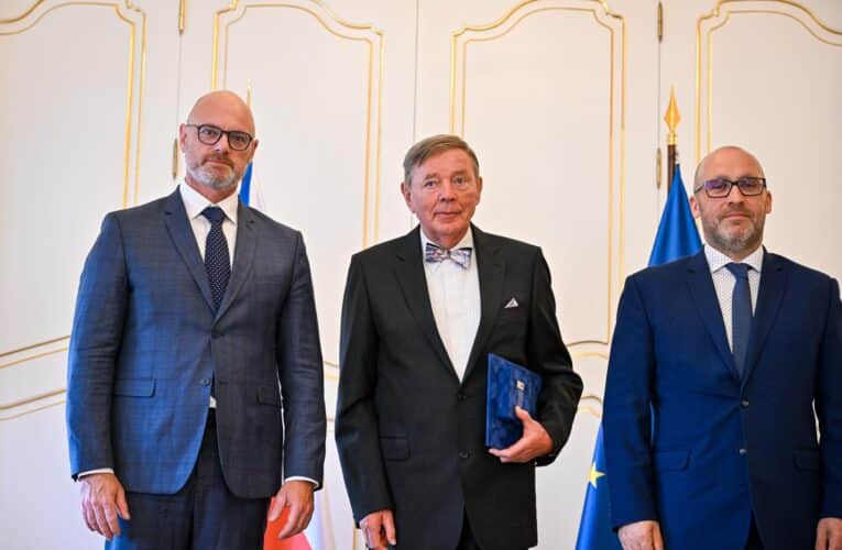 Tři osobnosti jihočeského školství převzaly Medaile MŠMT