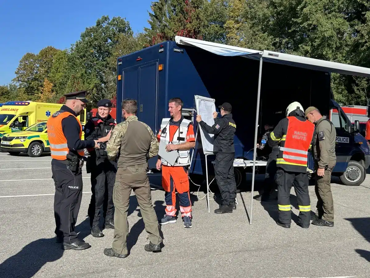 Kratochvíli obsadili policisté, hasiči a záchranáři